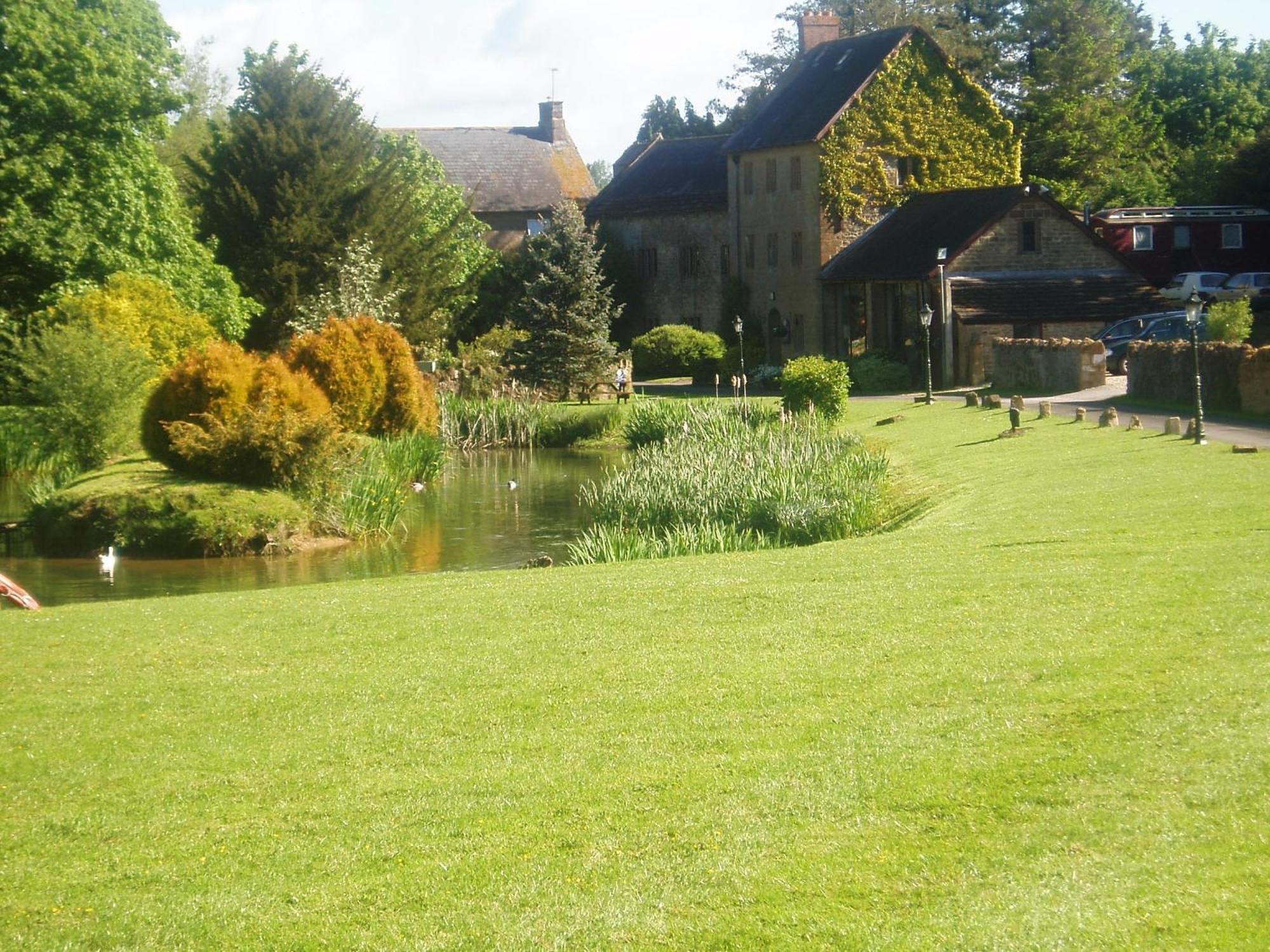 Отель Haselbury Mill Крюкерн Экстерьер фото